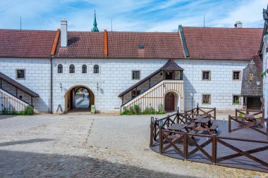 Çek Cumhuriyeti Jindrichuv Hradec 'teki şatonun avlusu.