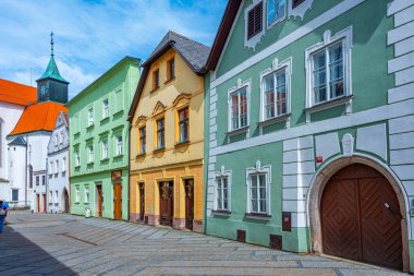 Çek kenti Jindrichuv 'daki renkli cadde. Hradec.IMAGE