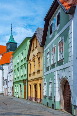 Çek kenti Jindrichuv 'daki renkli cadde. Hradec.IMAGE