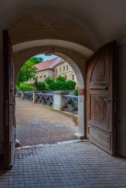 Çek Cumhuriyeti 'ndeki Veveri şatosunun avlusunda.