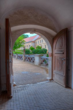 Çek Cumhuriyeti 'ndeki Veveri şatosunun avlusunda.