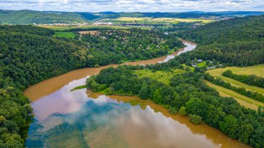 Svratka nehri Çek Cumhuriyeti 'ndeki Veveri kalesini geçiyor.