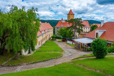 Çek Cumhuriyeti 'ndeki Veveri şatosunun avlusunda.