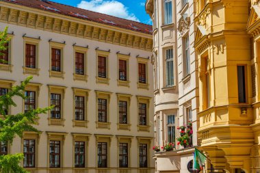 Çek Cumhuriyeti 'nin eski Brno kentinde renkli bir cadde.