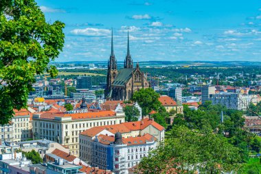 Aziz Peter ve Paul Katedrali ve Çek Cumhuriyeti, Brno 'nun ufuk çizgisi.