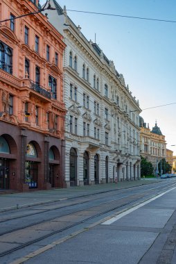 Çek Cumhuriyeti 'nin eski Brno kentindeki bir caddenin günbatımı manzarası.