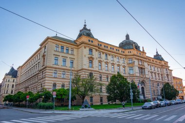 Çek Cumhuriyeti 'nin eski Brno kentindeki bir caddenin günbatımı manzarası.