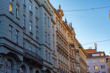 Çek Cumhuriyeti 'nin eski Brno kentindeki bir caddenin günbatımı manzarası.