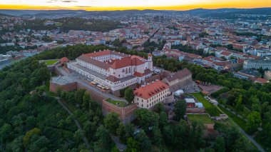 Çek Cumhuriyeti Spilberk ile birlikte Brno 'nun günbatımı manzarası.
