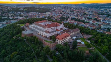 Çek Cumhuriyeti Spilberk ile birlikte Brno 'nun günbatımı manzarası.