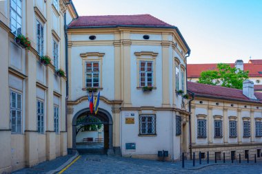 Çek Cumhuriyeti 'nin eski Brno kentindeki bir caddenin günbatımı manzarası.