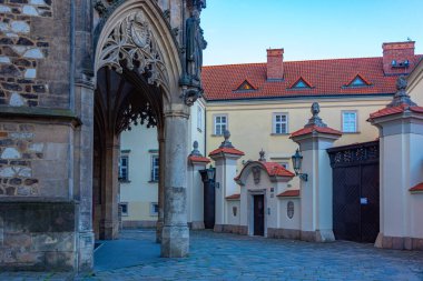 Çek Cumhuriyeti 'nin eski Brno kentindeki bir caddenin günbatımı manzarası.