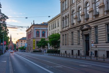 Çek Cumhuriyeti 'nin eski Brno kentindeki bir caddenin günbatımı manzarası.