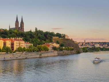 Vysehrad Prag, Çek Cumhuriyeti 'ndeki Vyton Köprüsü' nün arkasında.