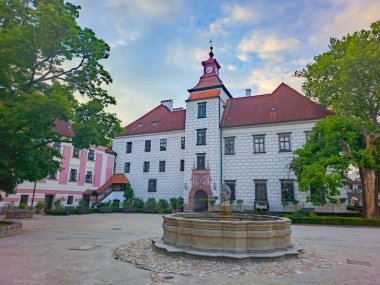 Çek Cumhuriyeti 'ndeki Trebon şatosunun gün batımı manzarası.