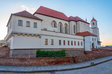 Çek Cumhuriyeti 'nin Brno kentindeki Spilberk kalesinin günbatımı manzarası.
