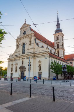 Çek Cumhuriyeti 'nin Brno kentindeki St. Thomas Kilisesi' nin gündoğumu.