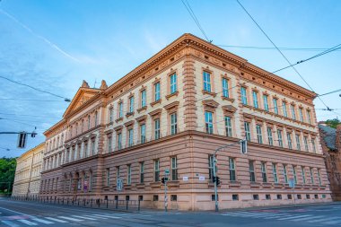 Çek Cumhuriyeti 'nin eski Brno kentindeki bir caddenin günbatımı manzarası.