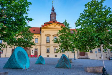 Çek Cumhuriyeti 'nin Brno kentindeki yeni belediye binasının günbatımı manzarası.