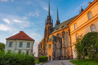 Çek Cumhuriyeti 'nin Brno kentindeki Aziz Peter ve Paul Katedrali' nin günbatımı manzarası.