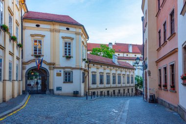 Çek Cumhuriyeti 'nin eski Brno kentindeki bir sokağın gün doğumu manzarası.
