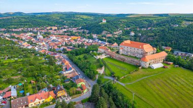 Çek Cumhuriyeti 'ndeki Dolni kounice kasabasının panorama manzarası.