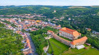 Çek Cumhuriyeti 'ndeki Dolni kounice kasabasının panorama manzarası.