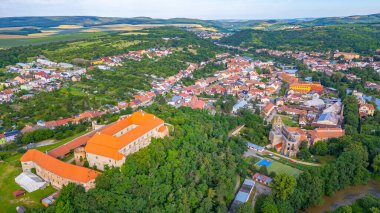 Çek Cumhuriyeti 'ndeki Dolni kounice kasabasının panorama manzarası.