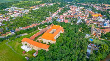 Çek Cumhuriyeti 'ndeki Dolni kounice kasabasının panorama manzarası.