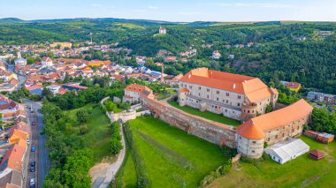 Çek Cumhuriyeti 'ndeki Dolni kounice kasabasının panorama manzarası.