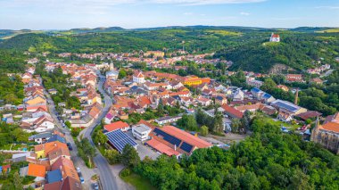 Çek Cumhuriyeti 'ndeki Dolni kounice kasabasının panorama manzarası.