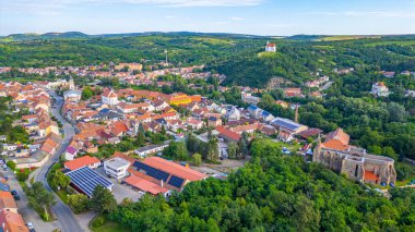 Çek Cumhuriyeti 'ndeki Dolni kounice kasabasının panorama manzarası.