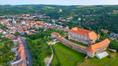 Çek Cumhuriyeti 'ndeki Dolni kounice kasabasının panorama manzarası.