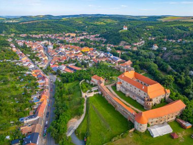 Çek Cumhuriyeti 'ndeki Dolni kounice kasabasının panorama manzarası.