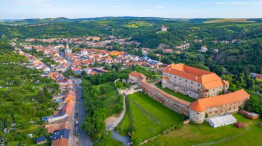 Çek Cumhuriyeti 'ndeki Dolni kounice kasabasının panorama manzarası.