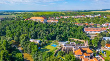 Çek Cumhuriyeti 'ndeki Dolni kounice kasabasının panorama manzarası.