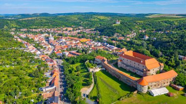 Çek Cumhuriyeti 'ndeki Dolni kounice kasabasının panorama manzarası.