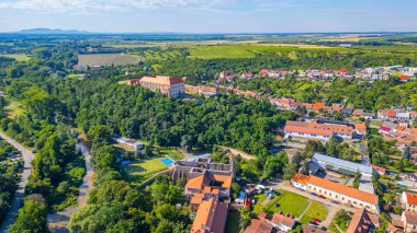 Çek Cumhuriyeti 'ndeki Dolni kounice kasabasının panorama manzarası.