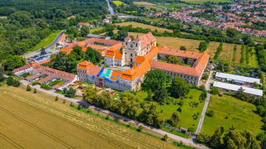 Çek Cumhuriyeti 'nin Rajhrad kentinde Benedikt manastırı.