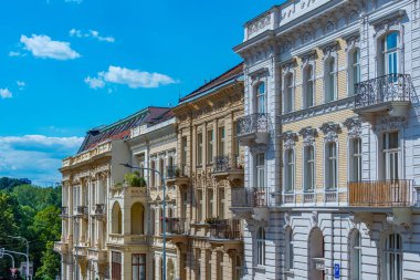 Çek Cumhuriyeti 'nin eski Brno kentinde renkli bir cadde.