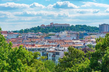 Çek Cumhuriyeti 'nin Brno kentindeki vila tugendhat' tan izlenen Spilberk kalesi.