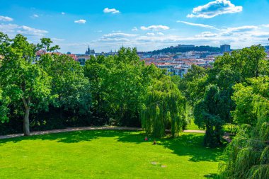 Çek Cumhuriyeti 'nin Brno kentindeki vila tugendhat' tan izlenen Spilberk kalesi.