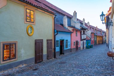 Prag Şatosu 'ndaki altın şeritten gün batımı manzarası, Çek Cumhuriyeti.