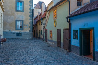 Prag Şatosu 'ndaki altın şeritten gün batımı manzarası, Çek Cumhuriyeti.