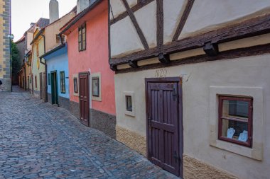 Prag Şatosu 'ndaki altın şeritten gün batımı manzarası, Çek Cumhuriyeti.