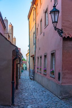 Prag Şatosu 'ndaki altın şeritten gün batımı manzarası, Çek Cumhuriyeti.