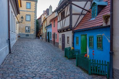 Prag Şatosu 'ndaki altın şeritten gün batımı manzarası, Çek Cumhuriyeti.