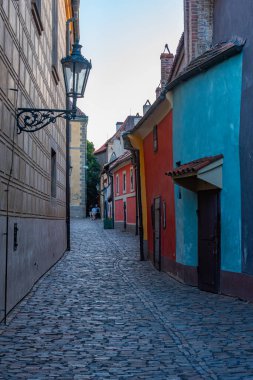 Prag Şatosu 'ndaki altın şeritten gün batımı manzarası, Çek Cumhuriyeti.