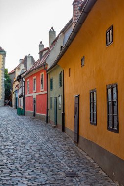Prag Şatosu 'ndaki altın şeritten gün batımı manzarası, Çek Cumhuriyeti.