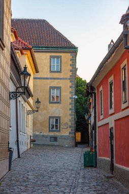 Prag Şatosu 'ndaki altın şeritten gün batımı manzarası, Çek Cumhuriyeti.